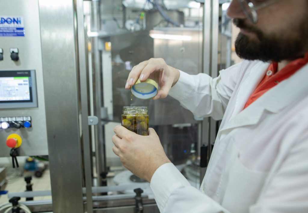 MANI Greek Gold Oliven werden nach Qualitätsstandards überprüft