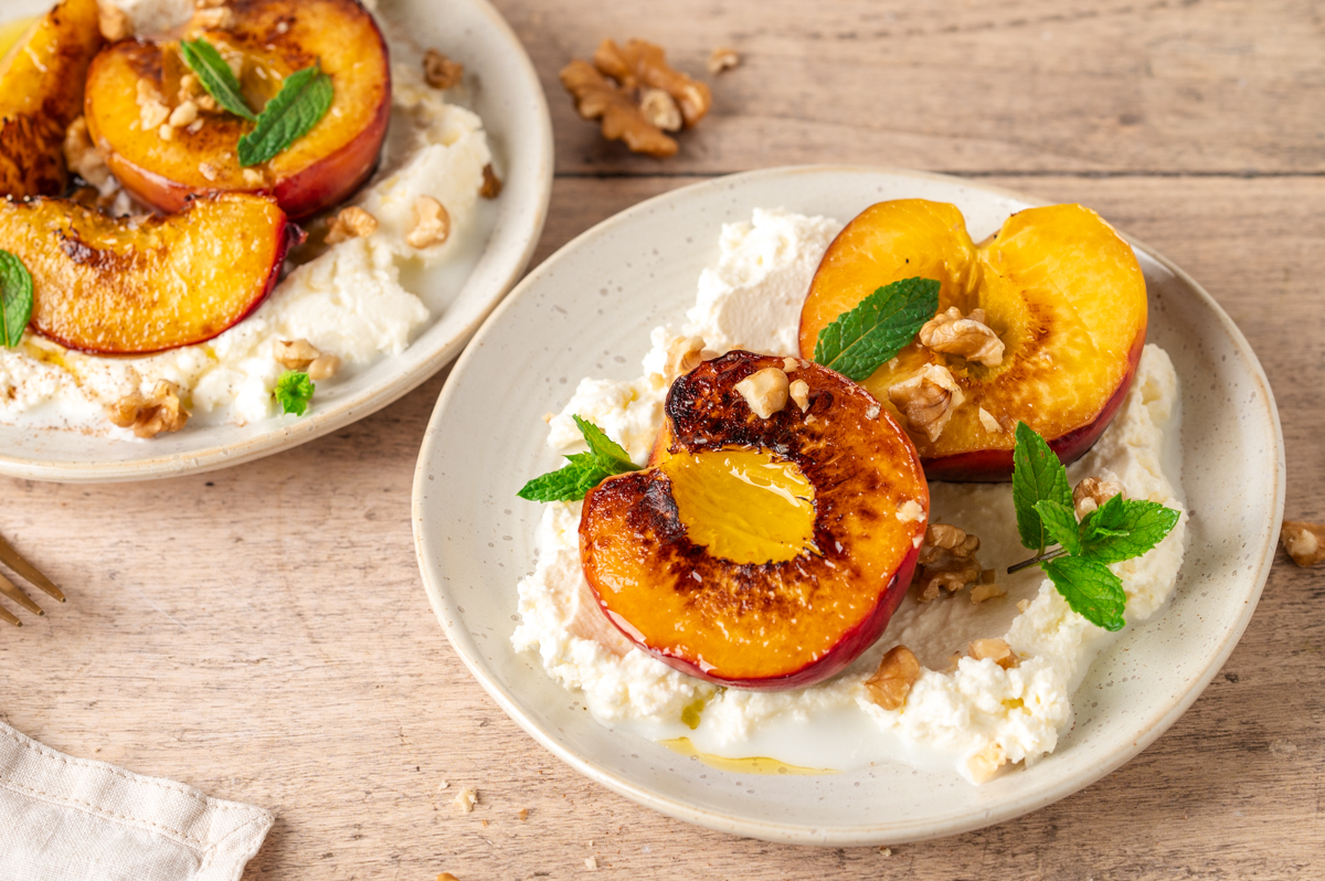 Gebratene Pfirsiche auf Mascarpone-Creme