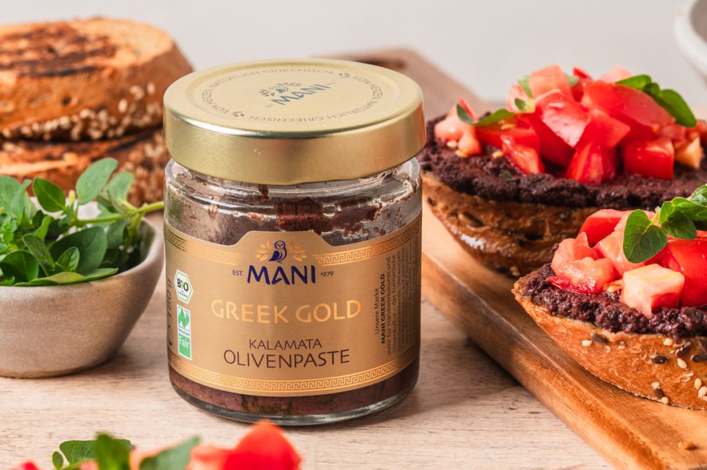 Olivenpaste und belegte Brötchen