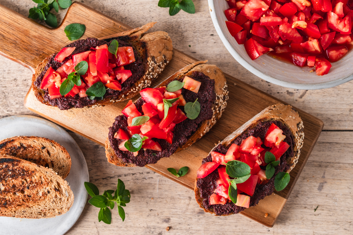 Brötchen mit Olivenpaste und Tomaten